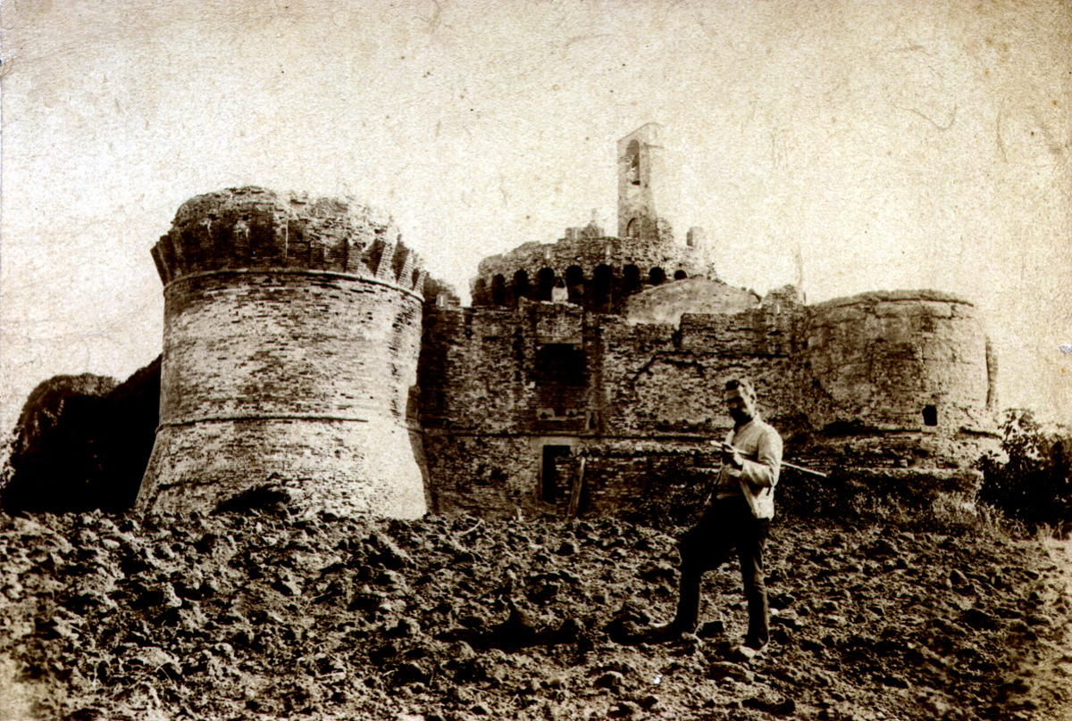 Un baluardo strategico: il fortilizio che dominava la Romagna e il tesoro archeologico nascosto - Foto: Mazapegul/Wikipedia