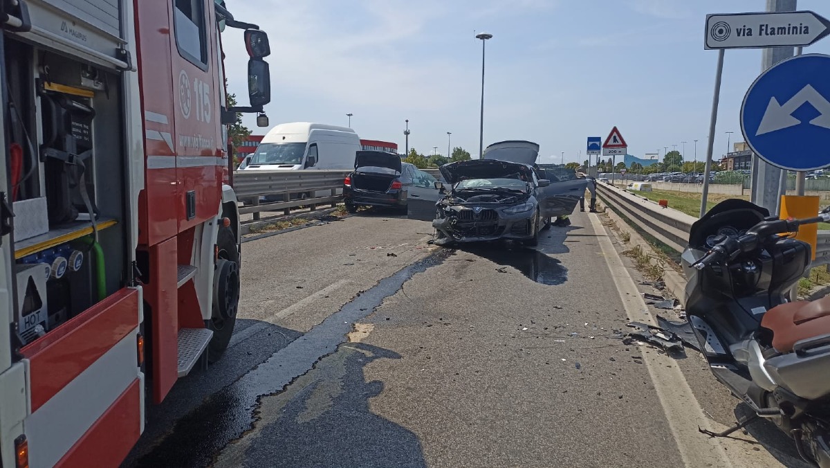 Incidente sulla Ss16 a Rimini: coinvolte due Bmw, traffico in tilt -