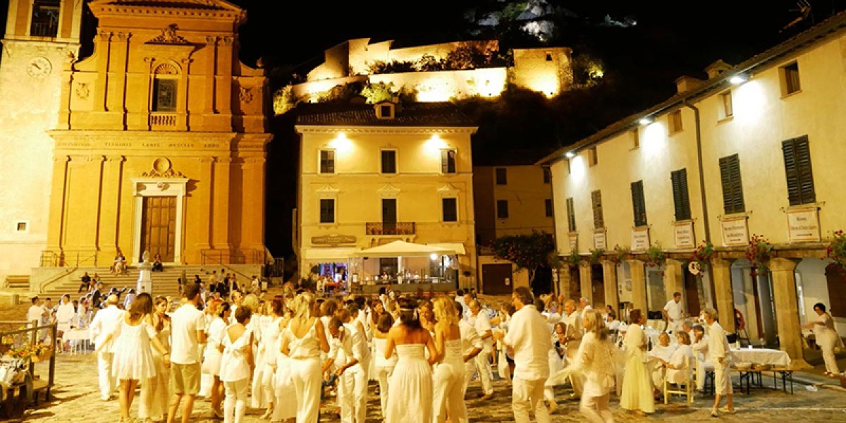 Pennabilli si veste di bianco per la speciale cena all'aperto in piazza - 