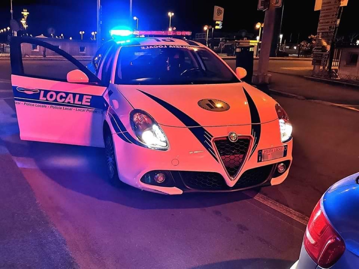 Tavolini abusivi sul suolo pubblico: multe e rimozioni forzate a Riccione - 