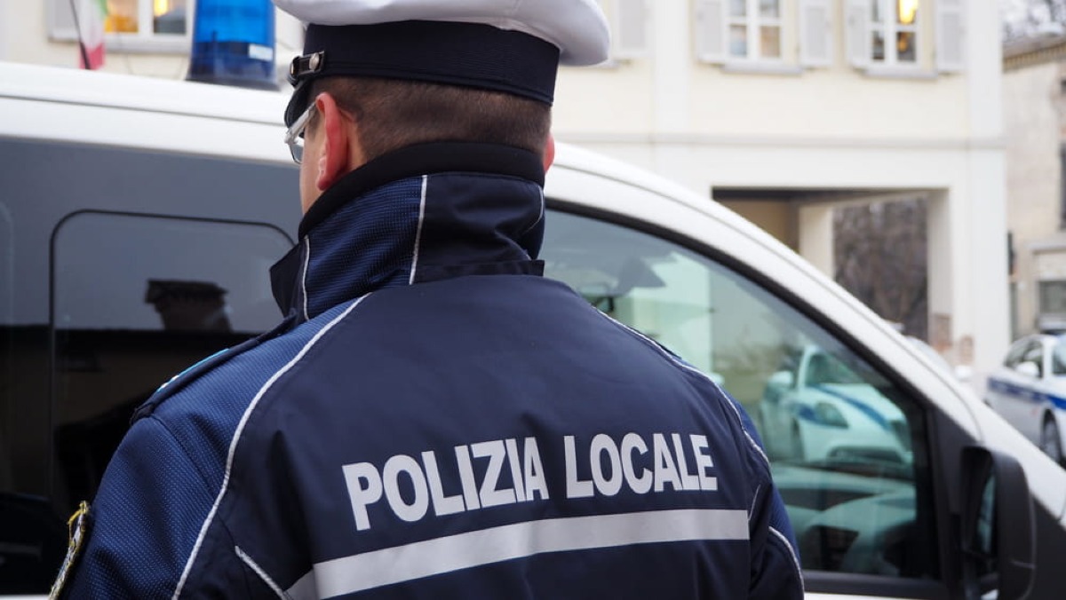 Fermato dopo furti di alcol e profumi, lancia una bottiglia contro i poliziotti: arrestato - 