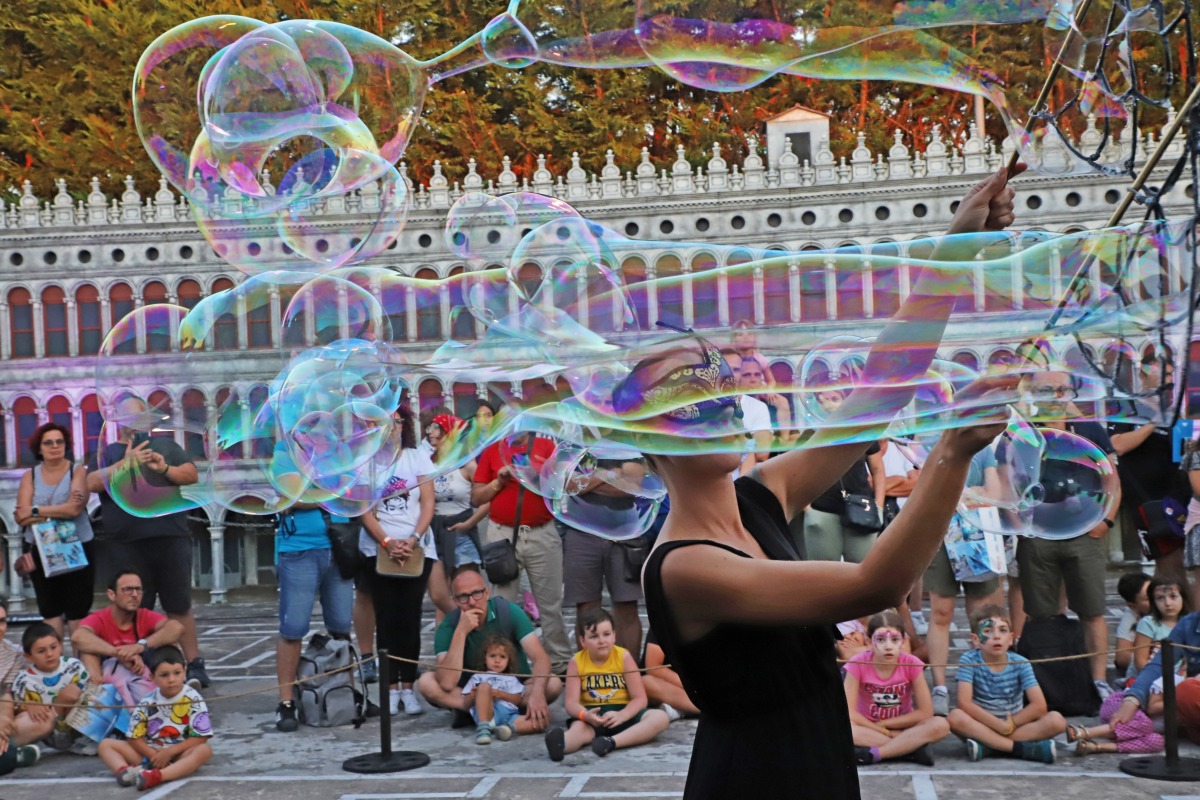 Italia in Miniatura, un successo l'apertura serale tra performer e bolle di sapone - 