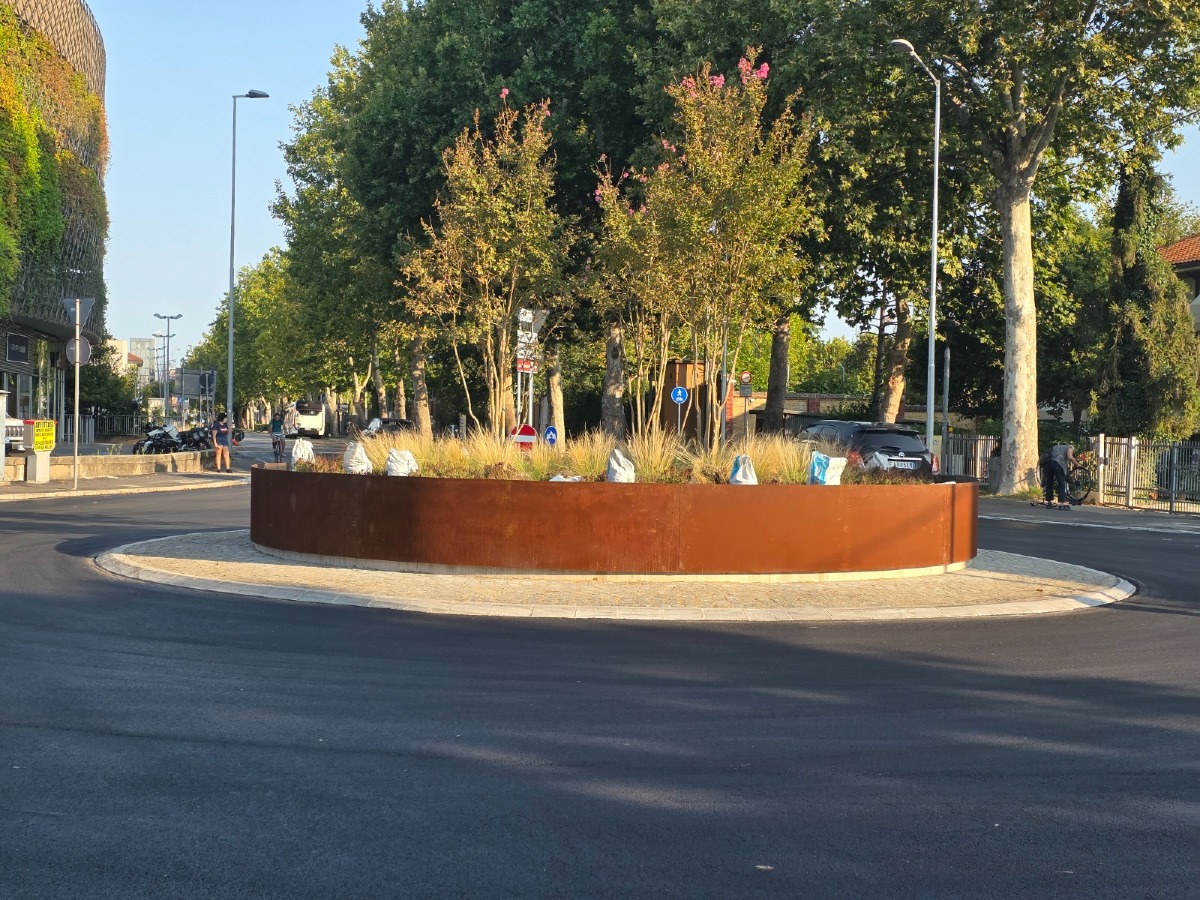 Rimini, rimessa a nuovo la rotonda della via Flaminia: migliorata anche l'illuminazione - 