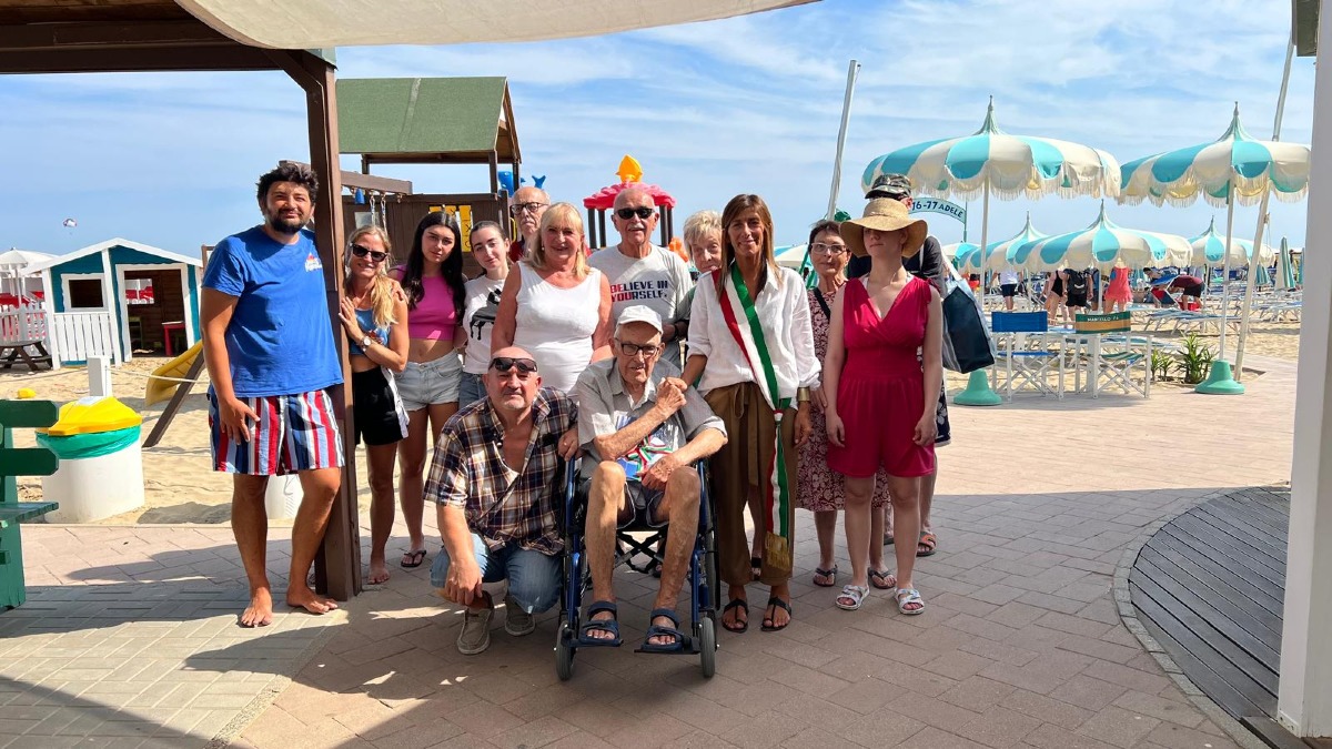 Luna di miele in lambretta a Cattolica: così Mario da 65 anni ha scelto "La Regina" per l'estate - 