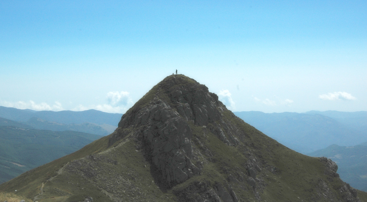 L’Appennino dell’Emilia-Romagna che sembra un libro gigante e nasconde panorami da sogno - Foto: Lorenzo Pavani/Wikipedia