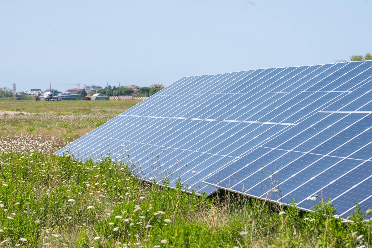 Rimini, un aeroporto più sostenibile e più digitale: inaugurati fotovoltaico e gates automatici - 