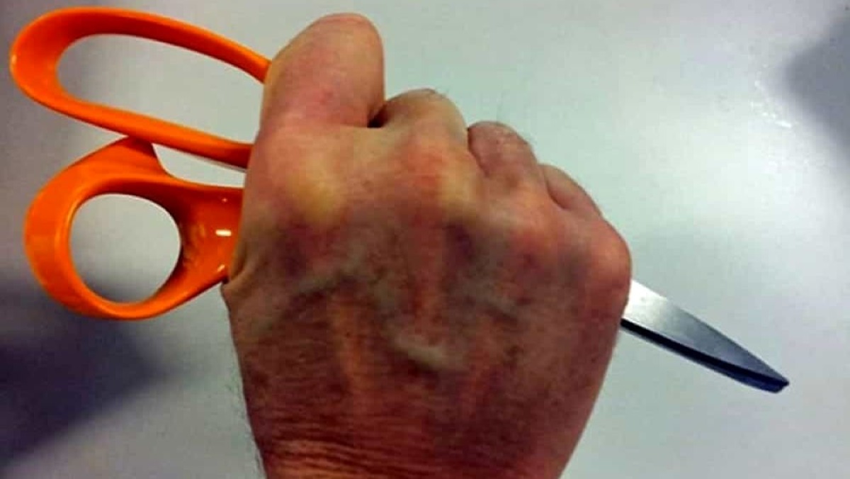 Aggredisce con le forbici un anziano in centro a Rimini: arrestato per tentato omicidio -