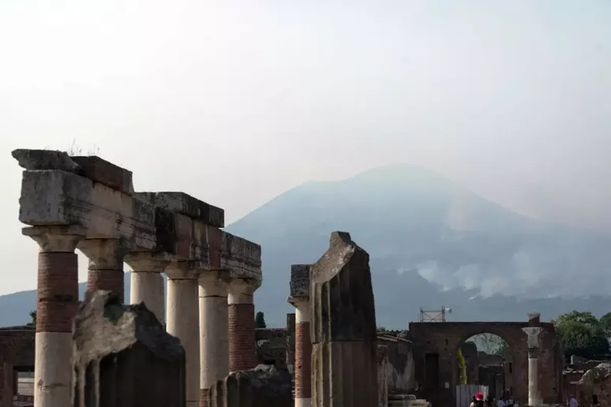Vesuvio in fiamme: un fronte di tre chilometri divora il Parco Nazionale - © Ansa
