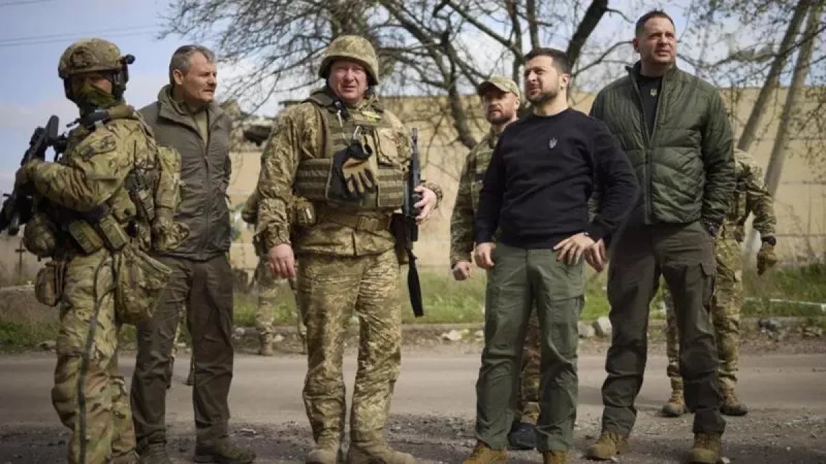Zelensky gela il vertice Trump-Putin: “No a scelte senza Kiev” - Zelensky con i militari nell'area di Donetsk