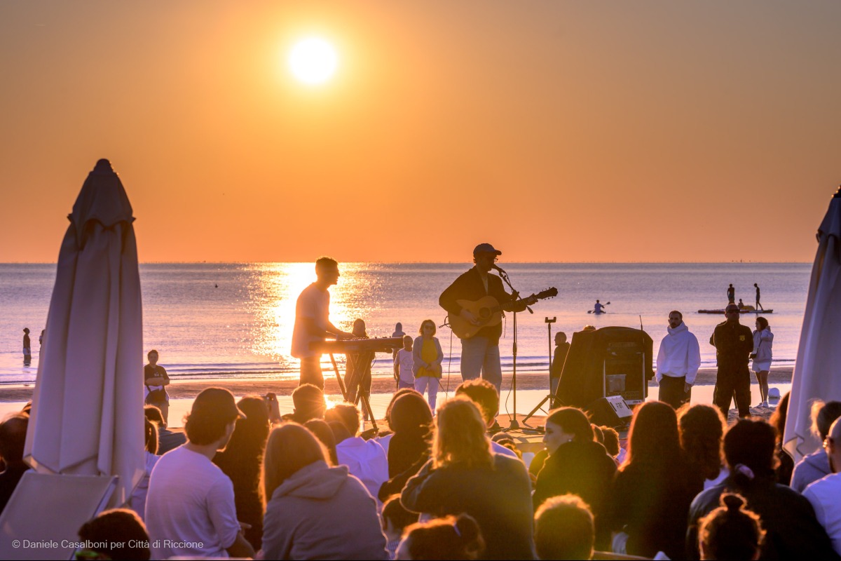 Albe in controluce a Riccione: centinaia di persone per il live di Giorgio Poi tra la meraviglia del mare e la musica -
