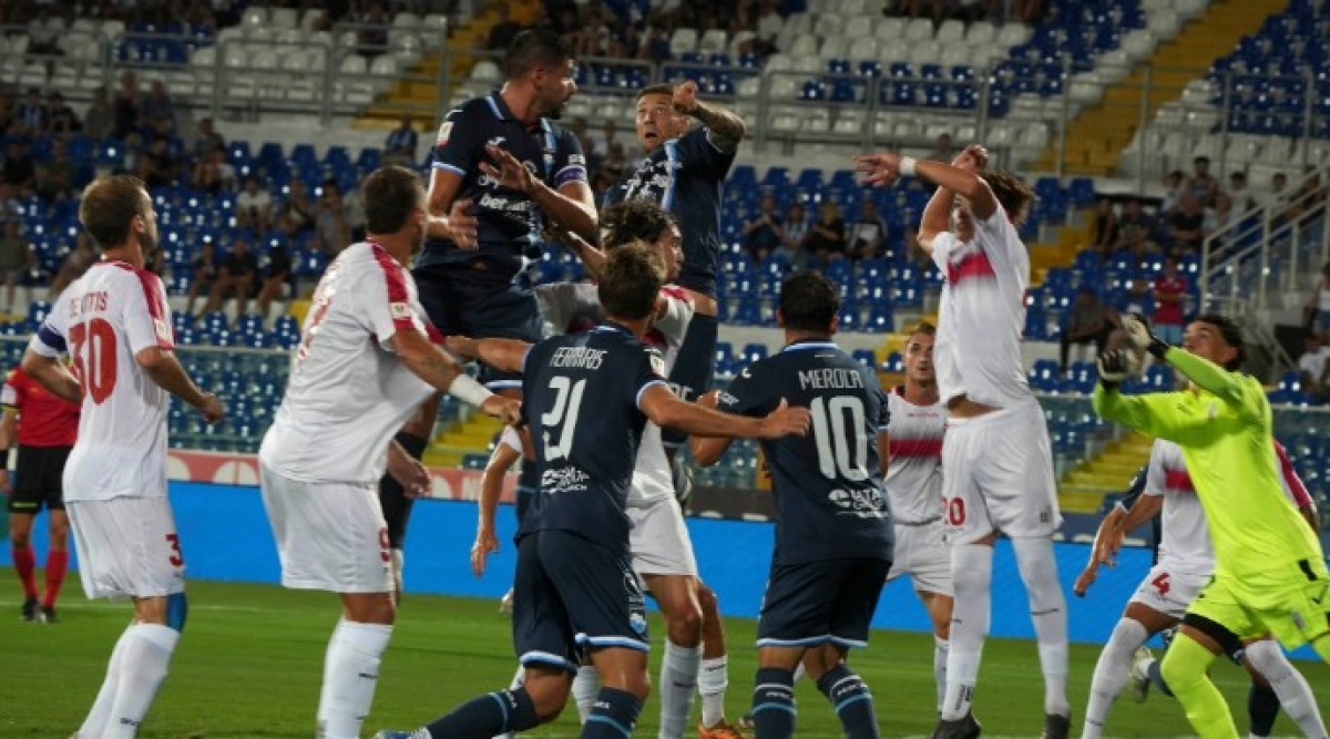 Calcio, Coppa Italia: il Rimini cade ma tiene testa al Pescara (1-0) - Un attacco del Pescara (foto Pescara Calcio)
