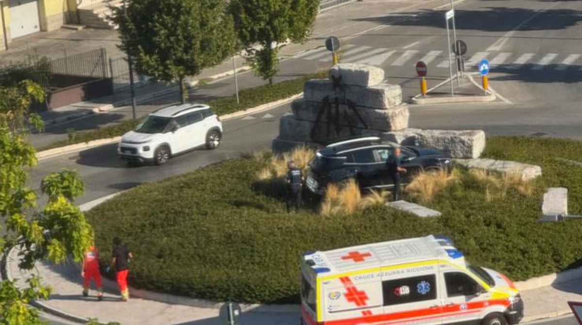 Suv fuori controllo centra il monumento di Don Giussani al centro della rotonda - 