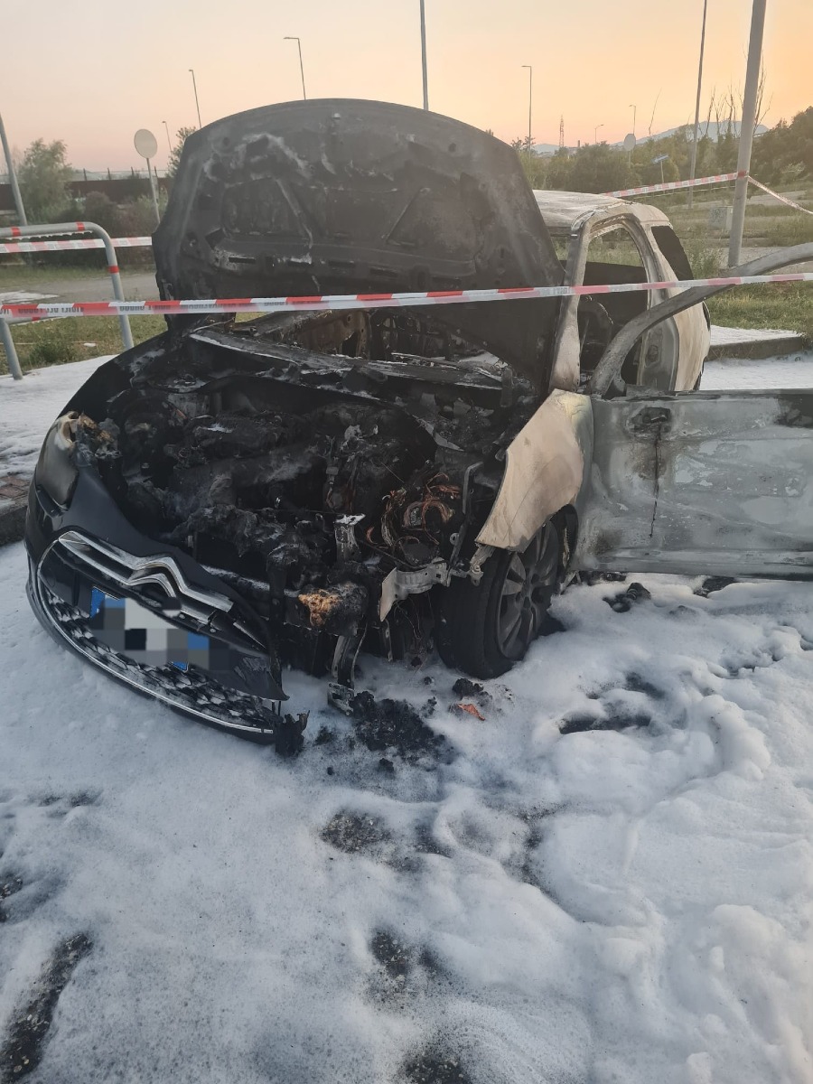 Incendio nei pressi del casello A14 di Riccione: auto in fiamme, colonna di fumo visibile a chilometri di distanza - 