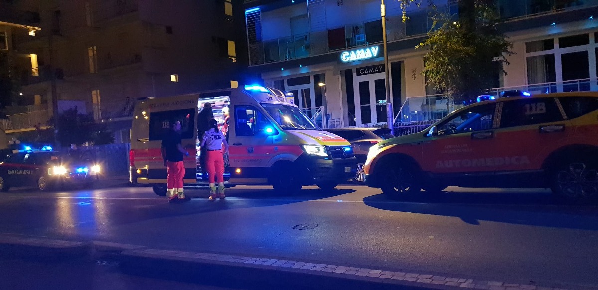 Rissa nella notte a Riccione: spunta un coltello, un ferito -