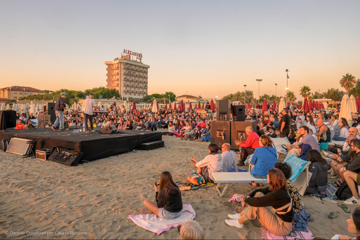Giorgio Poi incanta oltre mille persone con un concerto all’alba sulla spiaggia di Riccione -