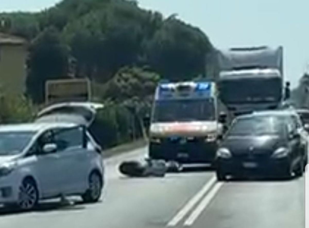 Incidente sulla SS16, scooter finisce ruote all’aria: rallentamenti alla viabilità -