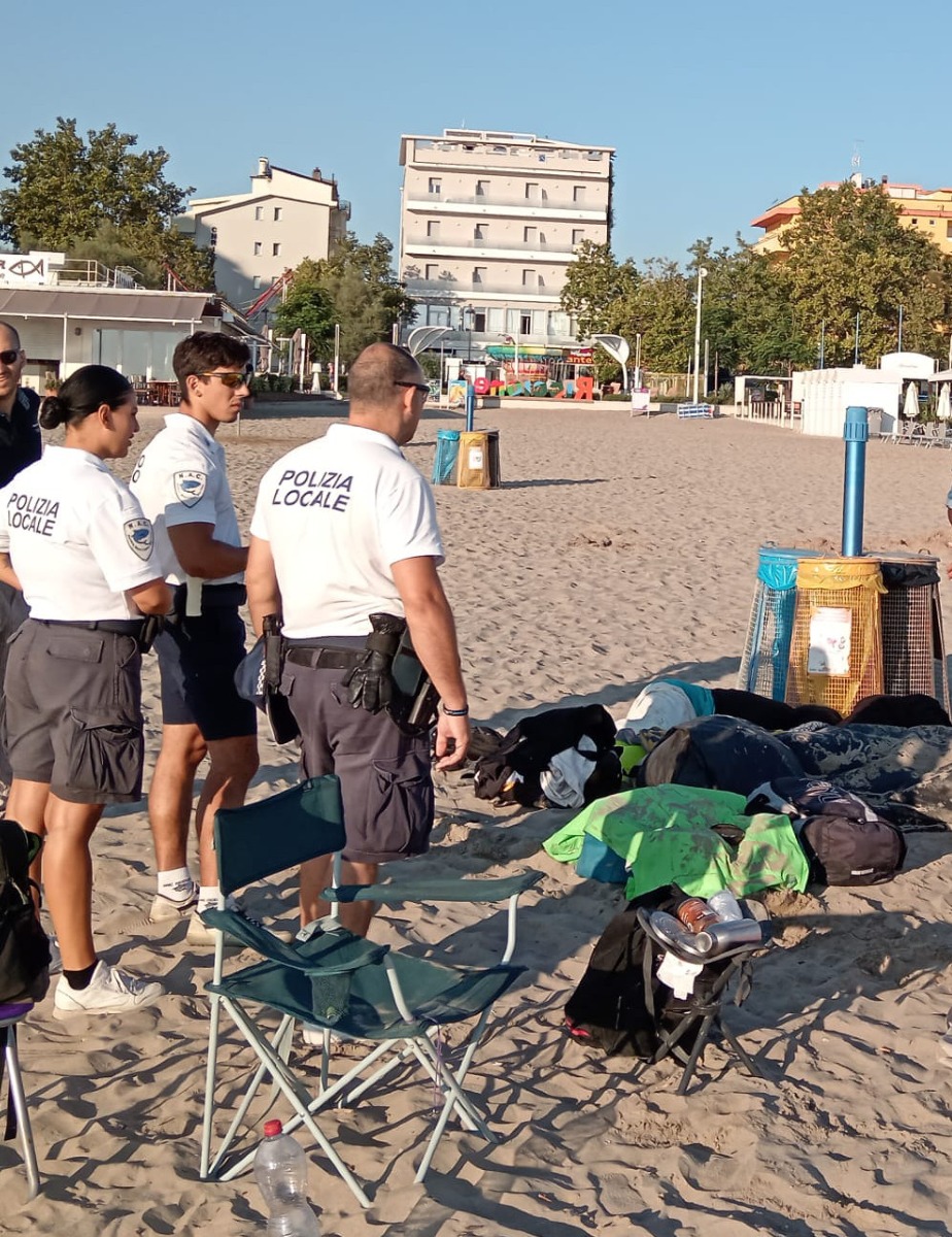 Riccione, lavava i panni nella fontana di Tonino Guerra: maxi operazione antidegrado tra denunce e sequestri -