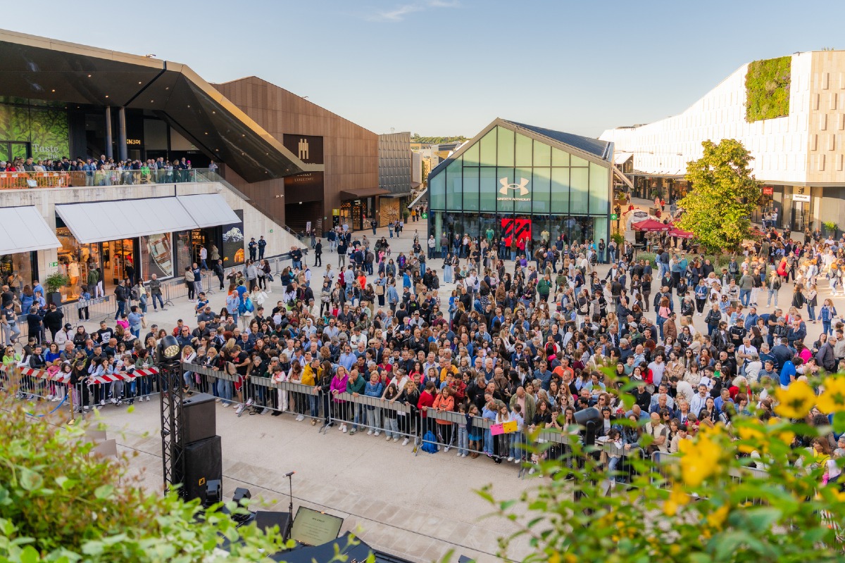 Notte di saldi e ritmo: il San Marino Outlet balla con le icone anni ’90 -