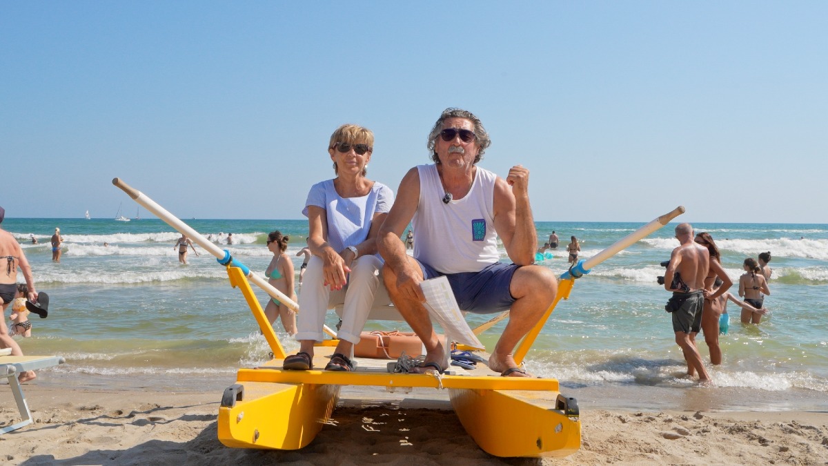 Riccione, la sindaca Angelini in spiaggia: 'Prezzi stabili e competitivi, stop alle falsità' - Angelini con Gabellini - Spiaggia del Sole