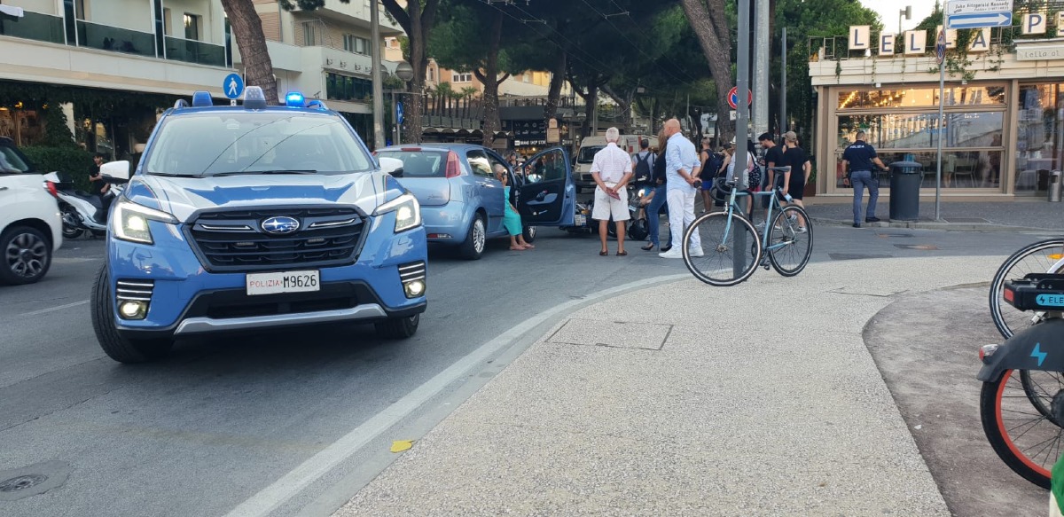 Moto e auto si scontrano, il proprietario non sposta i mezzi: lungomare paralizzato - Il micro incidente in viale Amerigo Vespucci
