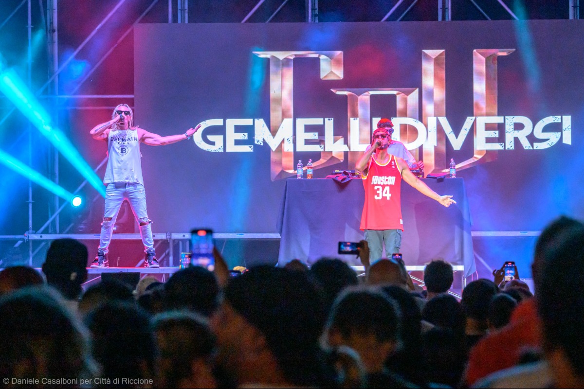 Dal palco di Riccione, un tuffo nei grandi successi dei Gemelli Diversi - Ph Casalboni