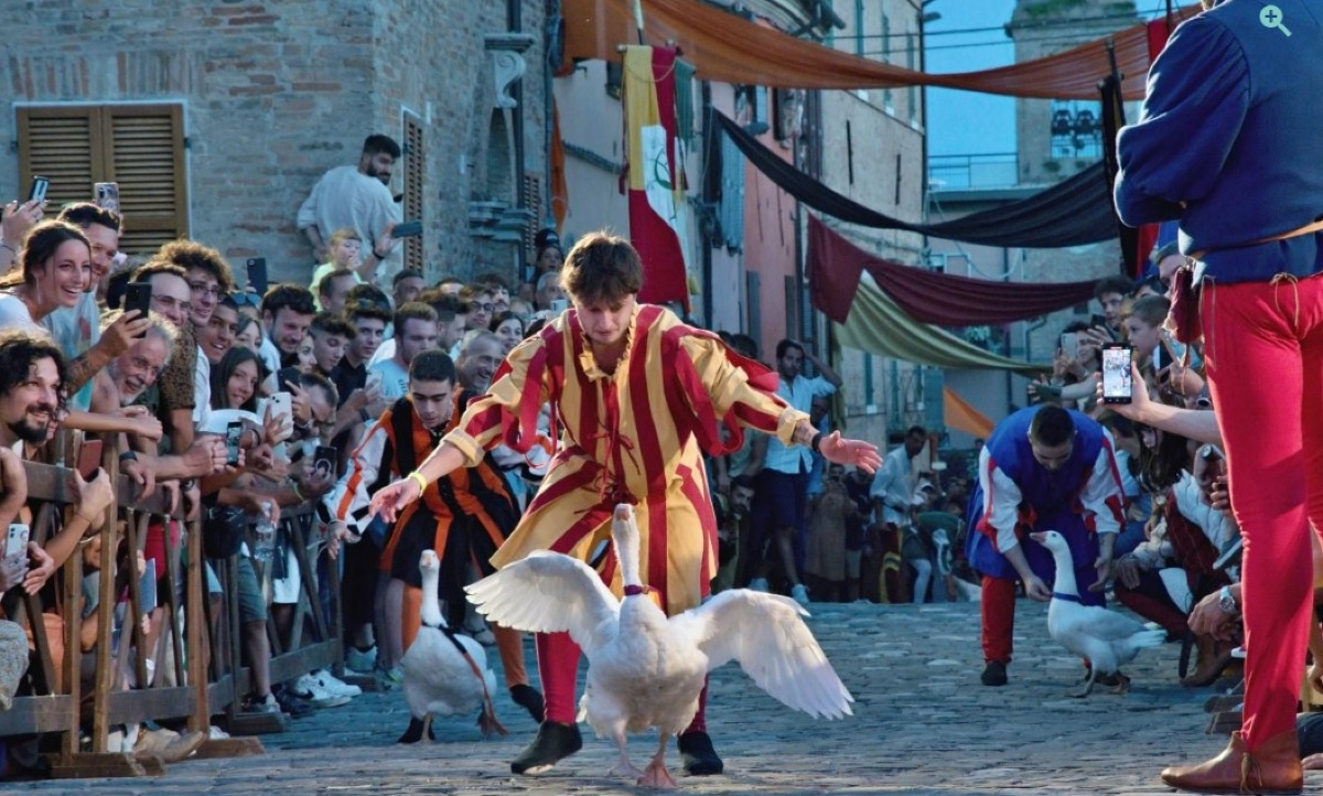 Mondaino si veste di Medioevo per il tradizionale Palio de lo Daino -