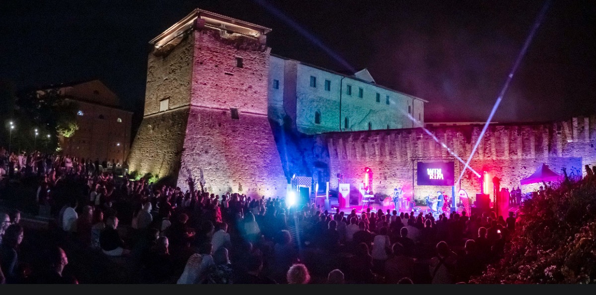 Rimini si accende con “Rim Rimini in Musica”: tre serate di grandi nomi e nuovi talenti -