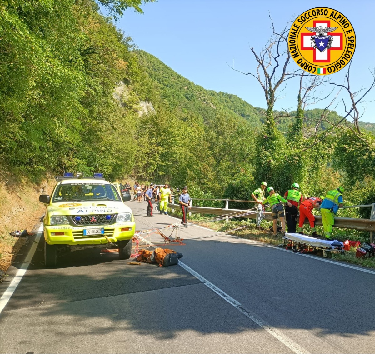 Biker precipita in una scarpata nel forlivese, salvato con tecniche di alpinismo - 