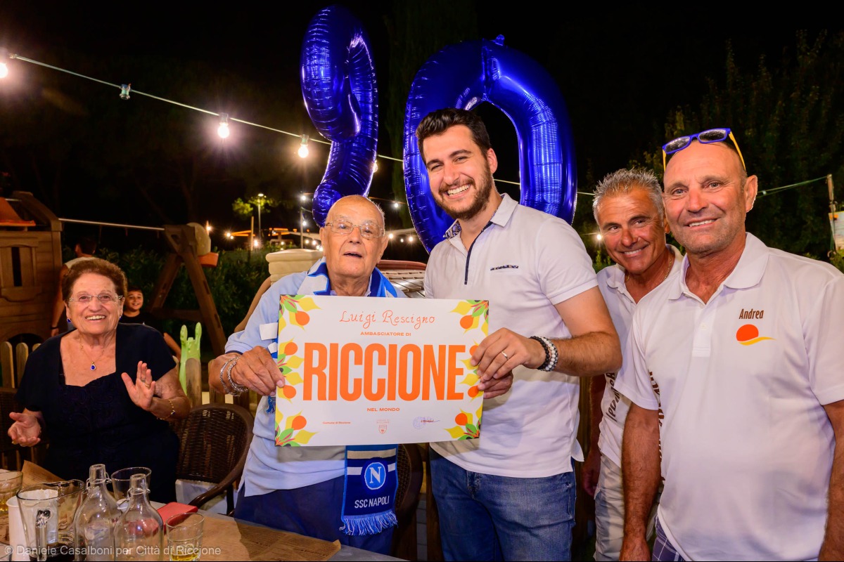 Festeggia i 90 anni sulla spiaggia di Riccione e il Comune lo premia: turista fedele da 54 estati - L'assessore Guidi premia Luigi Rescigno