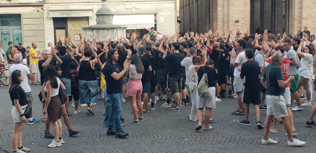 Rimini Calcio, confronto proprietà-giocatori che chiedono garanzie. Tifosi in Piazza Cavour - Coro dei tifosi del Rimini