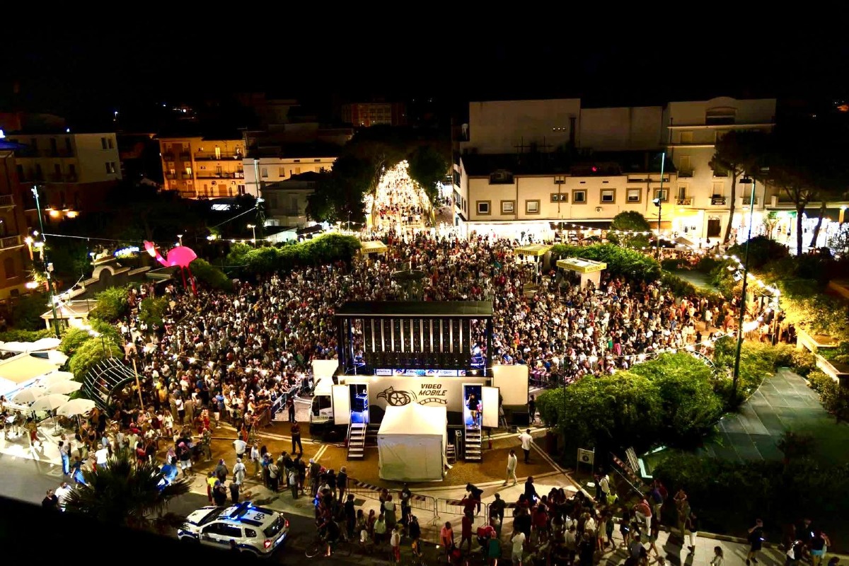 Ferragosto 2025 a Cattolica: quattro giorni di musica, spettacoli e fuochi d’artificio -