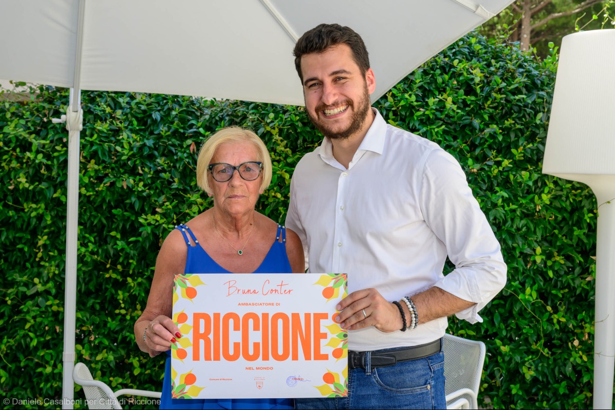 Quasi 40 anni di vacanza a Riccione: proseguono le visite dell'assessore ai turisti "fedeli" - 