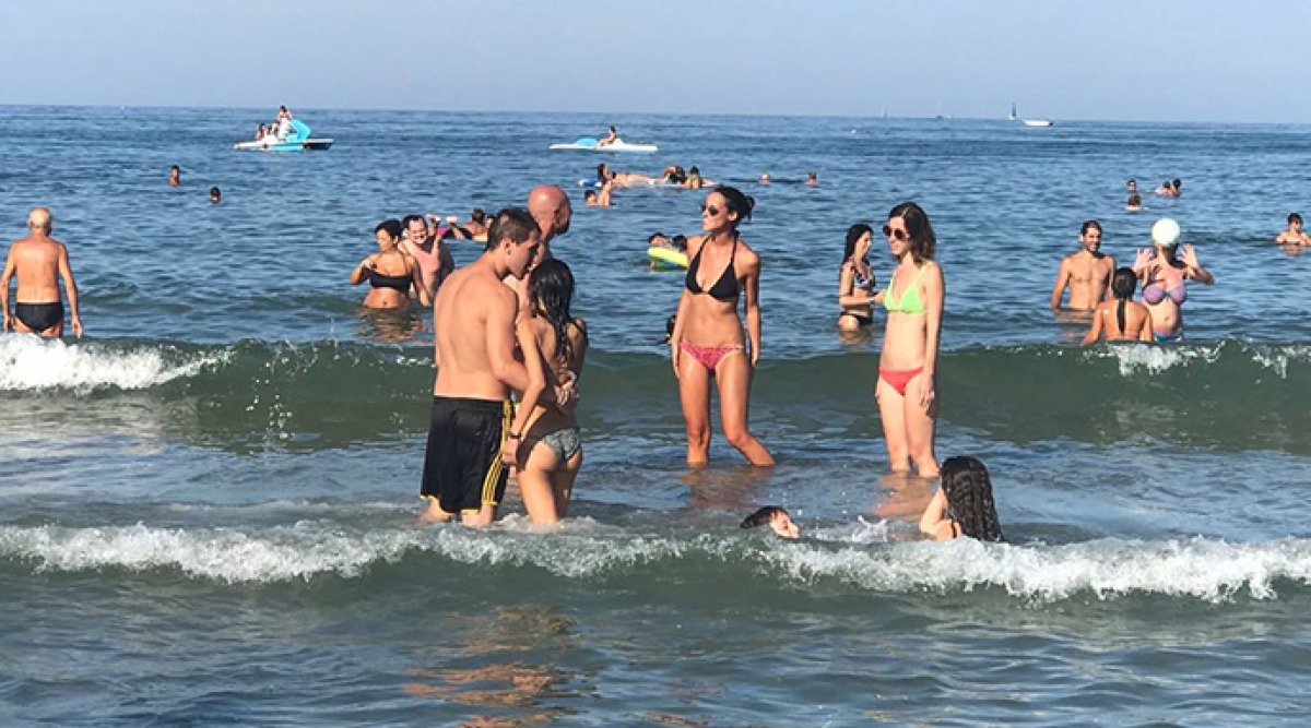 Ferragosto a Rimini: spiagge piene, ma il caro prezzi pesa sui turisti - Archivio