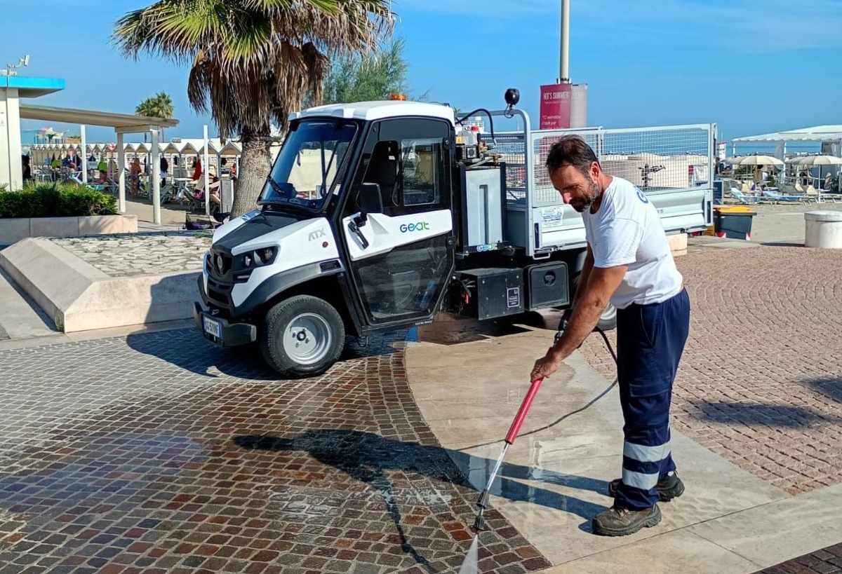 Misano lucida il lungomare in vista del Ferragosto - 