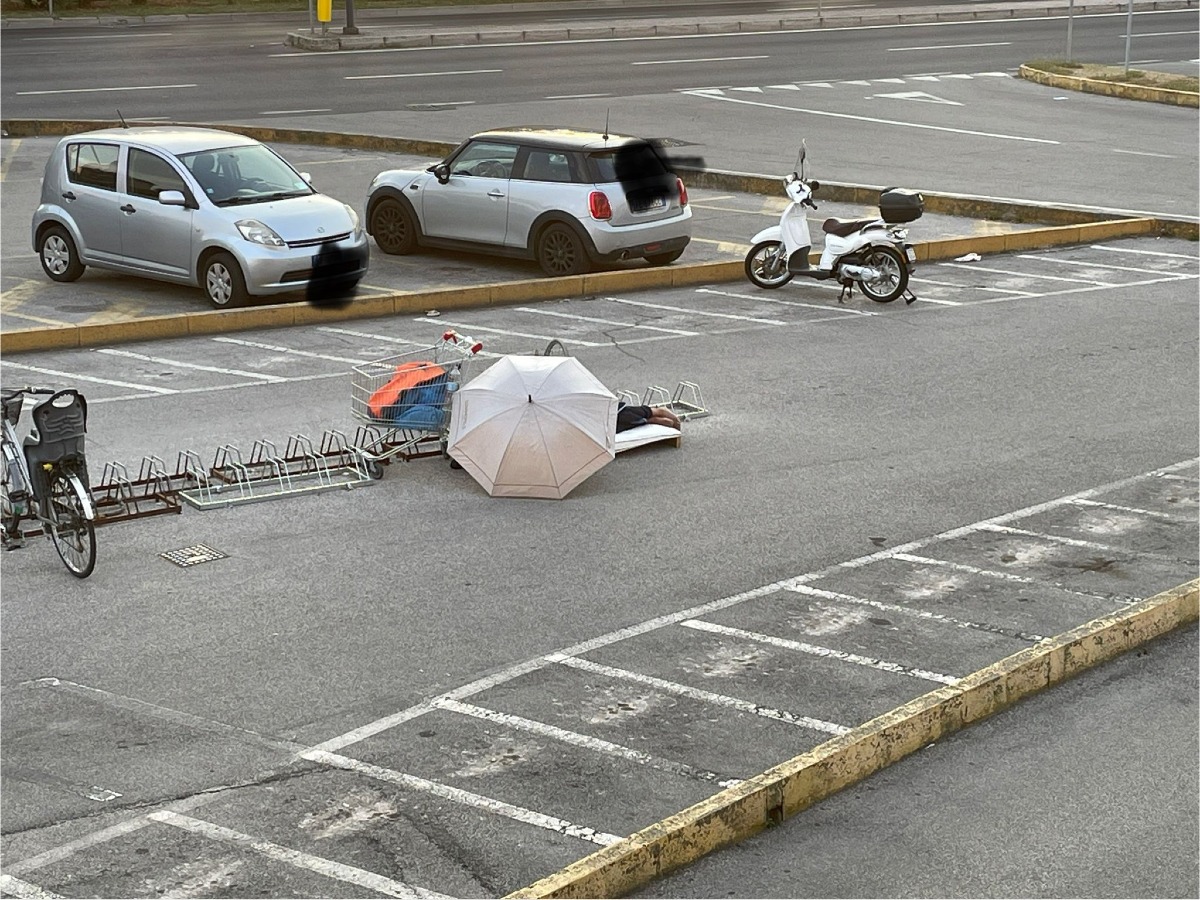 Accampamento improvvisato davanti all’ospedale di Rimini. La segnalazione - 