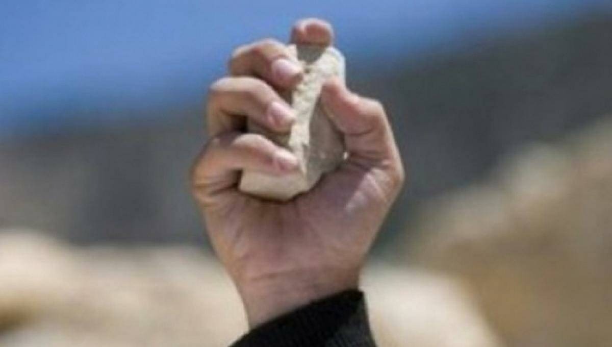 Sfiorato da un sasso lanciatogli in casa da tre ragazzini: paura per un commerciante di Cattolica - Teppista armato di sasso REPERTORIO