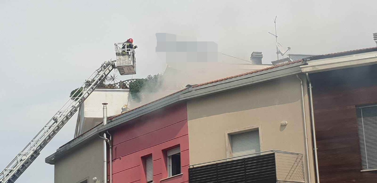 Incendio sul tetto del condominio a Riccione: paura per i residenti, evacuati - 