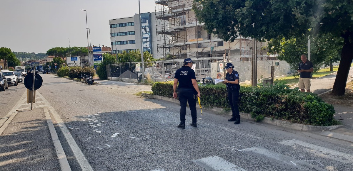 Ragazzino in bici investito sulle strisce da uno scooter a Riccione - FOTO
