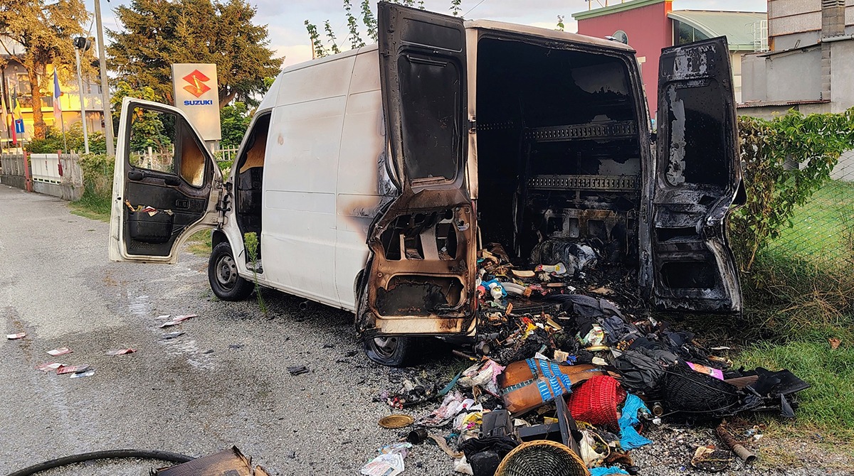 Incendio notturno a Spadarolo: distrutto un furgone, il proprietario lancia un appello - Il furgone distrutto nella notte
