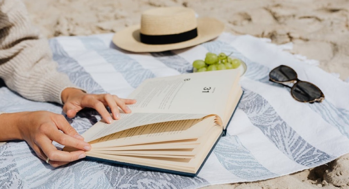 Ferragosto tra le pagine: tre libri da portare in vacanza o leggere in città - 