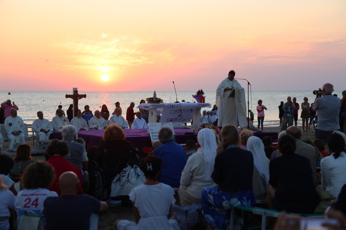 Rimini, centinaia di fedeli alla Messa del 15 agosto in riva al mare - 