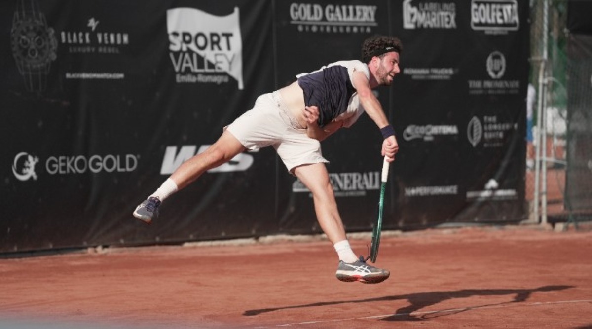 Tennis, scatta sabato il torneo Open Memorial “Cristian Cavioli” - Manuel Mazza al servizio a Cattolica