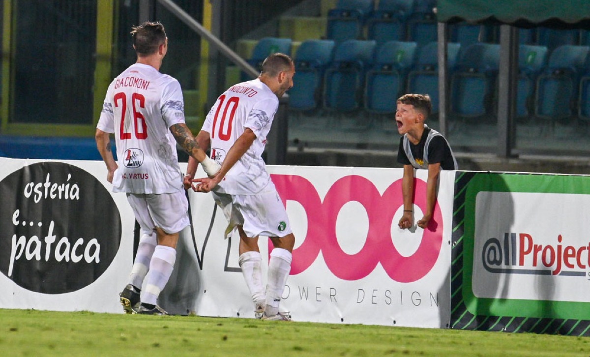 Buonocunto, leader della Virtus del Triplete: la seconda vita del trequartista sul Titano - Buonocunto esulta PH Virtus Acquaviva