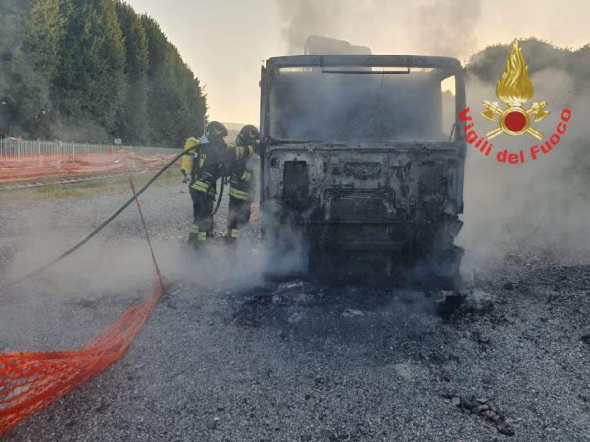 Camion esplode vicino alla stazione di Besana Brianza: alta colonna di fumo visibile a distanza - 