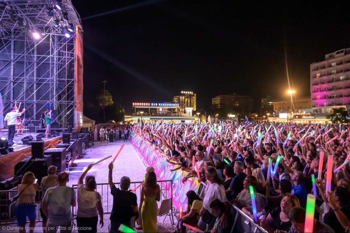 Riccione non si ferma: dopo fuochi e Giuliano Palma, Ferragosto continua con Nostalgia 90 e tanto altro - 