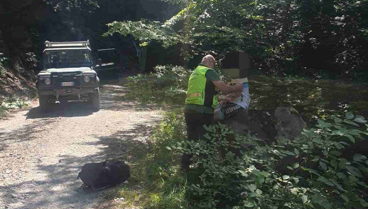 Brutta caduta in bici per un'escursionista: traumi a spalla e braccio - Il ciclista soccorso
