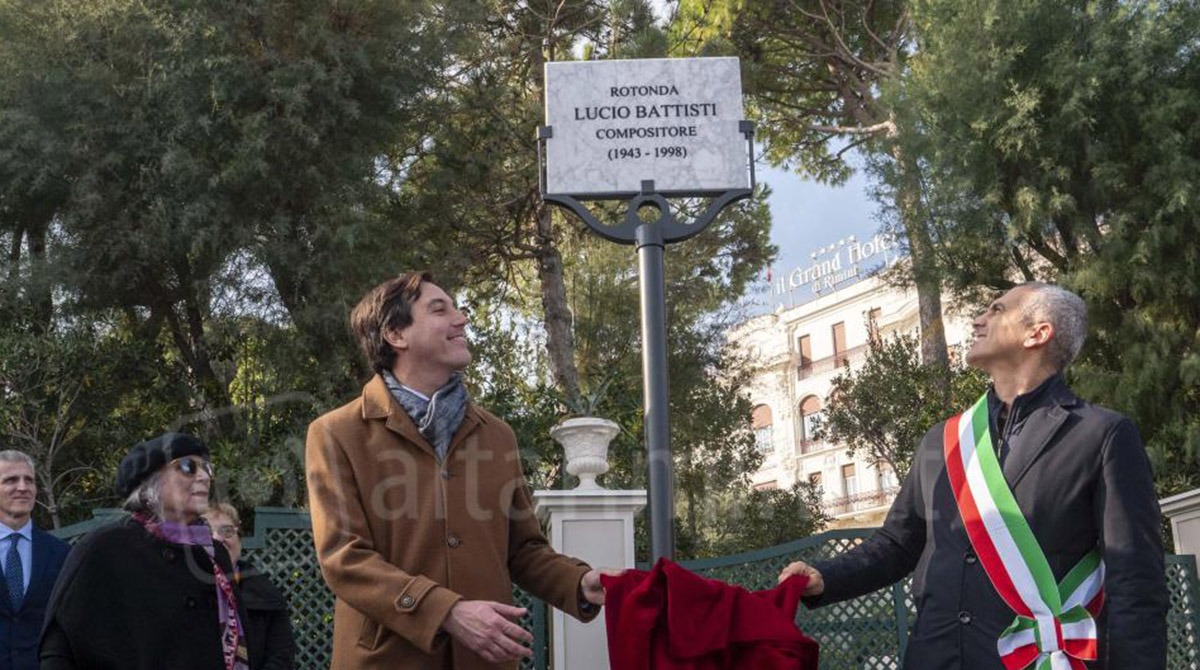 Rimini, vandalismo alla rotonda Lucio Battisti: la targa strappata durante il Ferragosto - L'inaugurazione della targa nel 2023