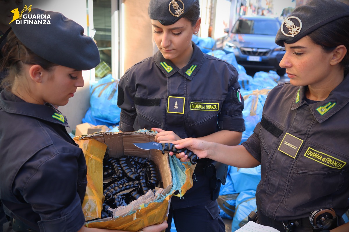 Rimini, arsenale di armi bianche: sequestrati tirapugni in acciaio e coltelli - 