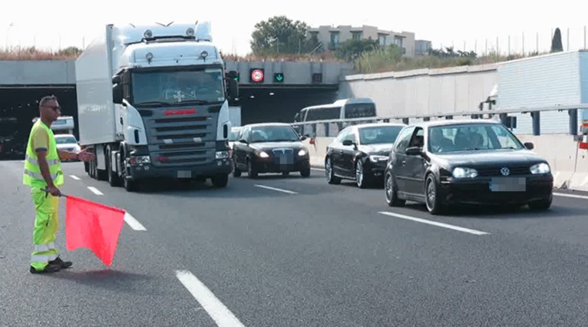 Investito sulla A1, "il 32enne si è lanciato dall'auto" - Archivio