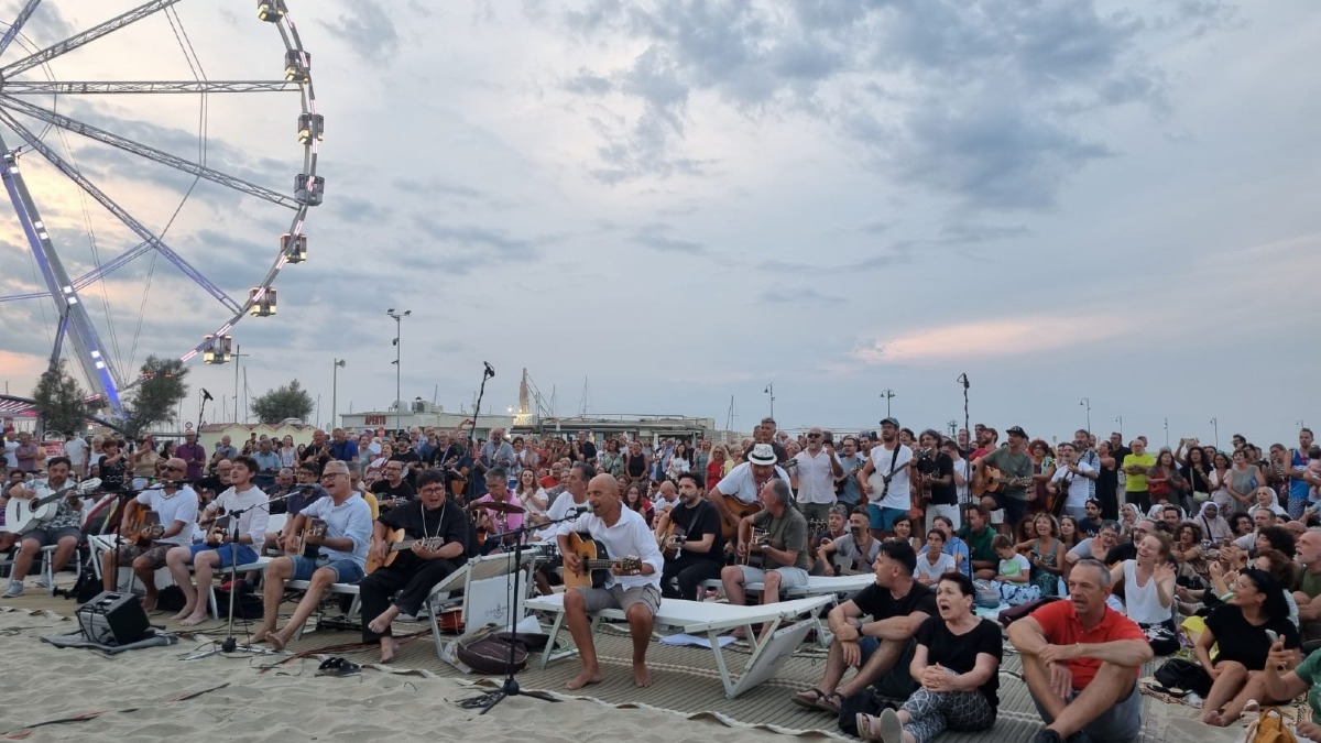 Rimini canta la pace: in mille alla Spiaggia Libera Tutti per “Guitar 100” - 